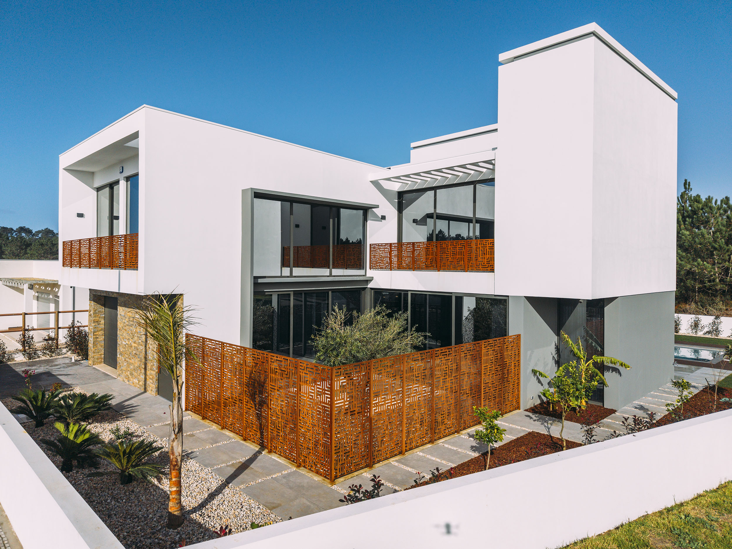 Aerial photography of Casa da Duna, a luxury contemporary residential project in Portugal commissioned by Pascal Construction. The images showcase the property’s architectural form, site context, outdoor spaces and relationship with the surrounding landscape, produced for property marketing, investment presentation and residential development portfolios.