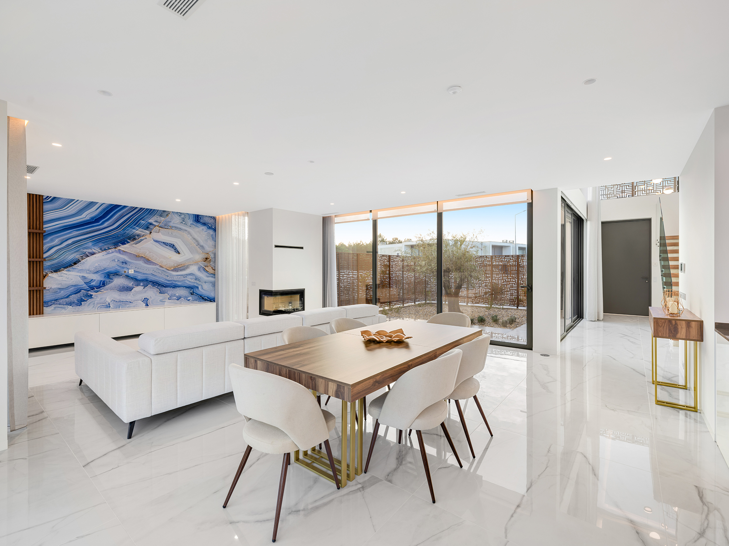 Casa da Duna is a high-end contemporary residential project in Portugal, commissioned by Pascal Construction. The property features clean architectural lines, bespoke interior design, premium materials and strong indoor–outdoor connections. The imagery was produced for property marketing, showcasing spatial quality, architectural detailing and lifestyle appeal for developers, investors and real estate professionals.