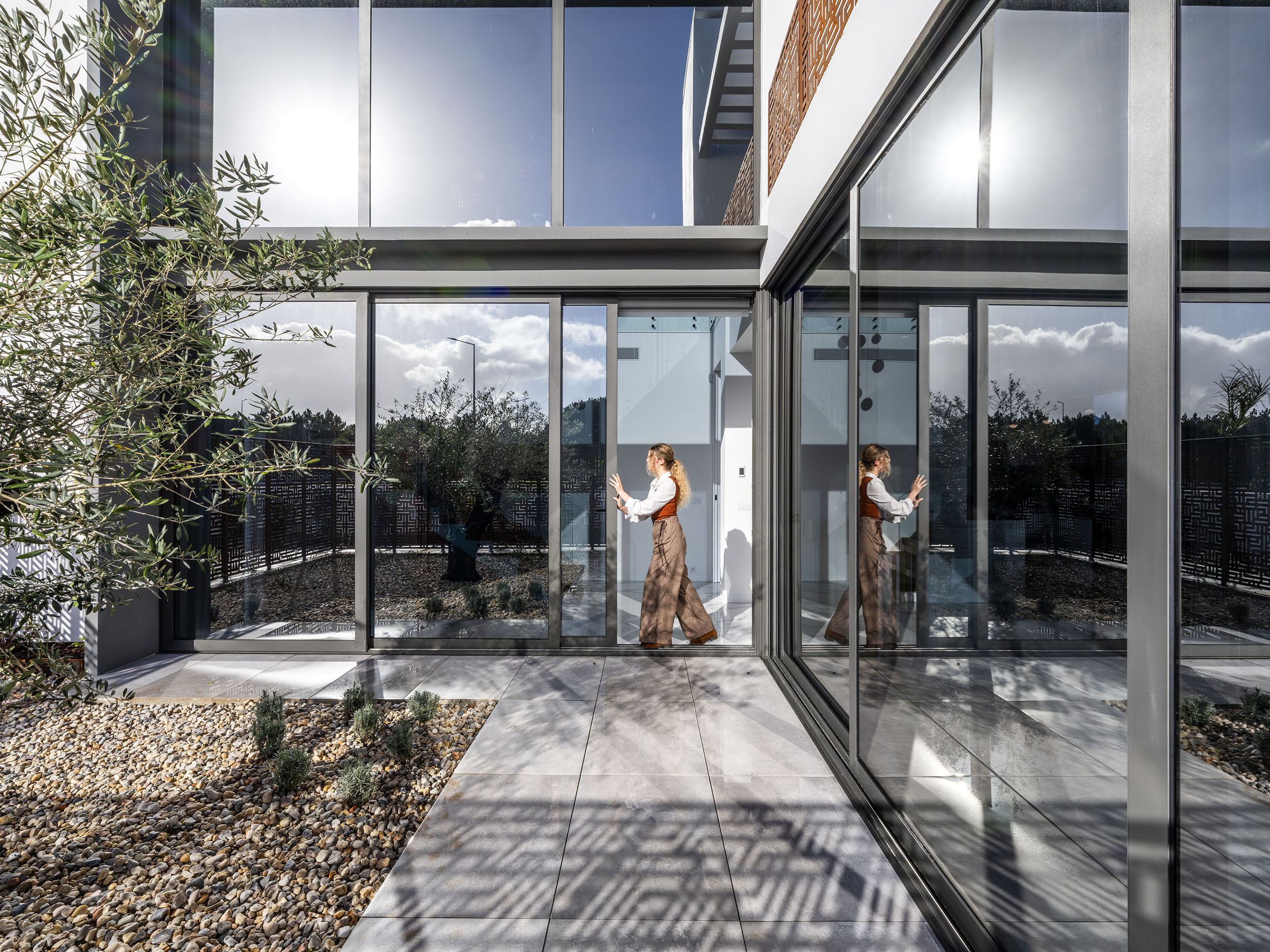 Casa da Duna is a high-end contemporary residential project in Portugal, commissioned by Pascal Construction. The property features clean architectural lines, bespoke interior design, premium materials and strong indoor–outdoor connections. The imagery was produced for property marketing, showcasing spatial quality, architectural detailing and lifestyle appeal for developers, investors and real estate professionals.