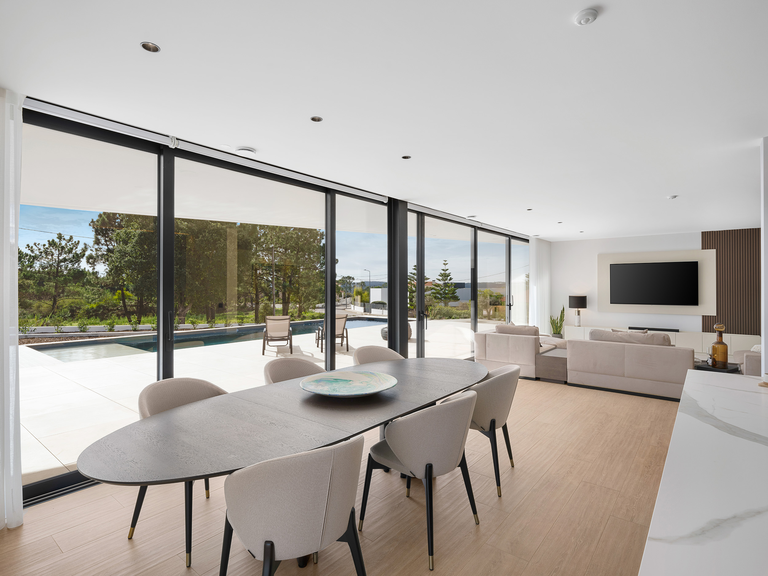 Fotografia de arquitetura residencial contemporânea em Paredes da Vitória, Portugal, destacando a clareza volumétrica, a relação entre interior e exterior, a luz natural e a materialidade do projeto.Projeto de habitação unifamiliar desenhado pelo arquiteto Nuno Morais e construído pela Pascal, integrando arquitetura de autor, paisagem e qualidade construtiva.Fotografia de arquitetura e interiores por Joas Souza, fotógrafo especializado em arquitetura contemporânea, design de interiores e projetos residenciais de alto nível em Portugal.