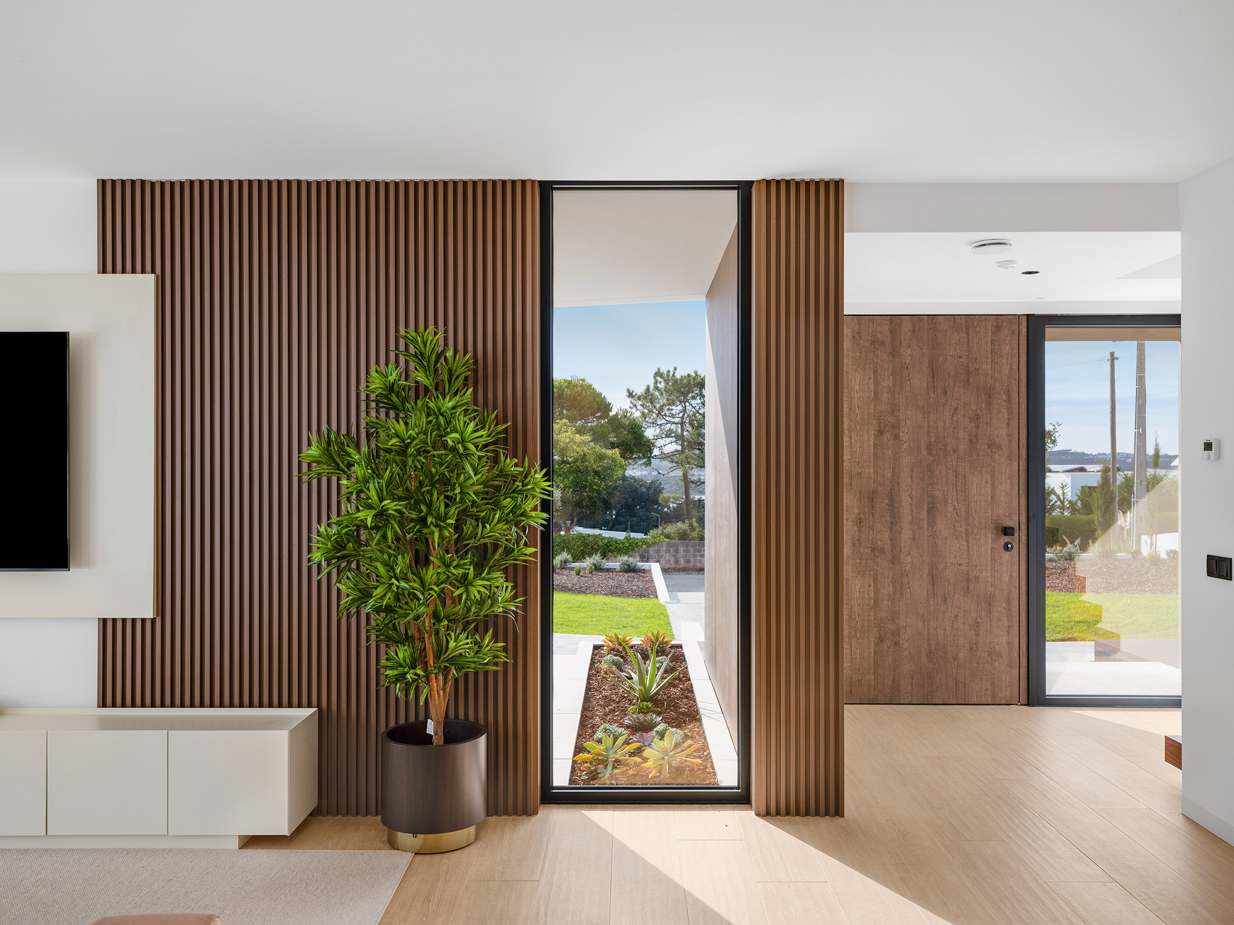 Fotografia de arquitetura residencial contemporânea em Paredes da Vitória, Portugal, destacando a clareza volumétrica, a relação entre interior e exterior, a luz natural e a materialidade do projeto.Projeto de habitação unifamiliar desenhado pelo arquiteto Nuno Morais e construído pela Pascal, integrando arquitetura de autor, paisagem e qualidade construtiva.Fotografia de arquitetura e interiores por Joas Souza, fotógrafo especializado em arquitetura contemporânea, design de interiores e projetos residenciais de alto nível em Portugal.