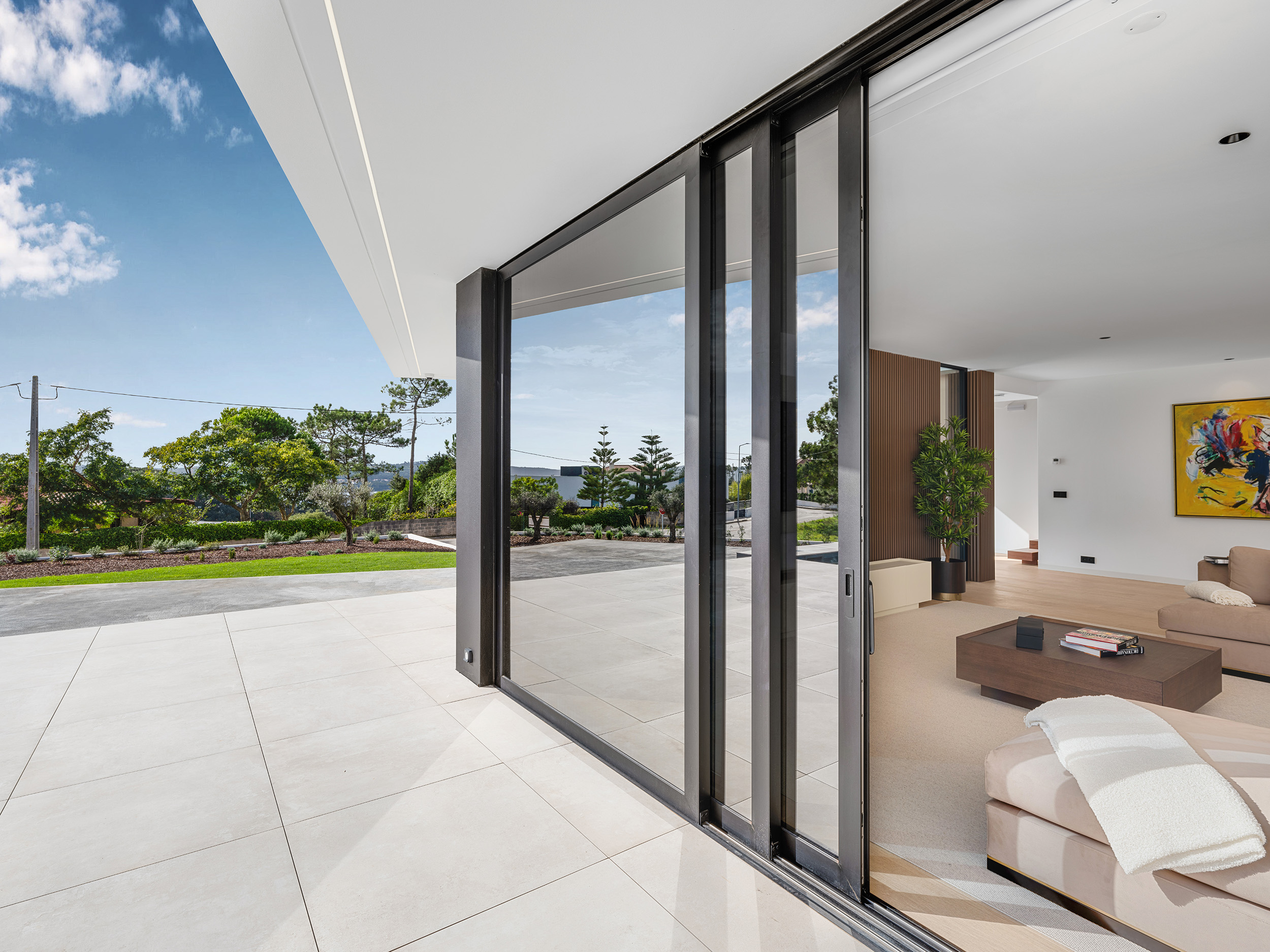 Fotografia de arquitetura residencial contemporânea em Paredes da Vitória, Portugal, destacando a clareza volumétrica, a relação entre interior e exterior, a luz natural e a materialidade do projeto.Projeto de habitação unifamiliar desenhado pelo arquiteto Nuno Morais e construído pela Pascal, integrando arquitetura de autor, paisagem e qualidade construtiva.Fotografia de arquitetura e interiores por Joas Souza, fotógrafo especializado em arquitetura contemporânea, design de interiores e projetos residenciais de alto nível em Portugal.