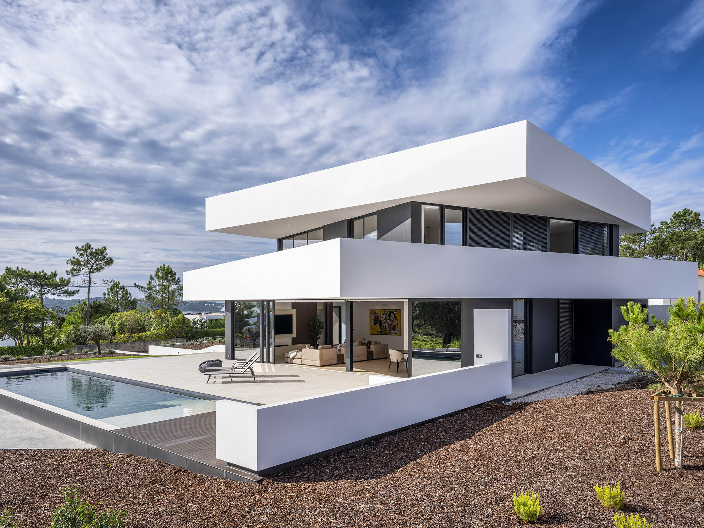 Fotografia de arquitetura residencial contemporânea em Paredes da Vitória, Portugal, destacando a clareza volumétrica, a relação entre interior e exterior, a luz natural e a materialidade do projeto.

Projeto de habitação unifamiliar desenhado pelo arquiteto Nuno Morais e construído pela Pascal, integrando arquitetura de autor, paisagem e qualidade construtiva.

Fotografia de arquitetura e interiores por Joas Souza, fotógrafo especializado em arquitetura contemporânea, design de interiores e projetos residenciais de alto nível em Portugal.